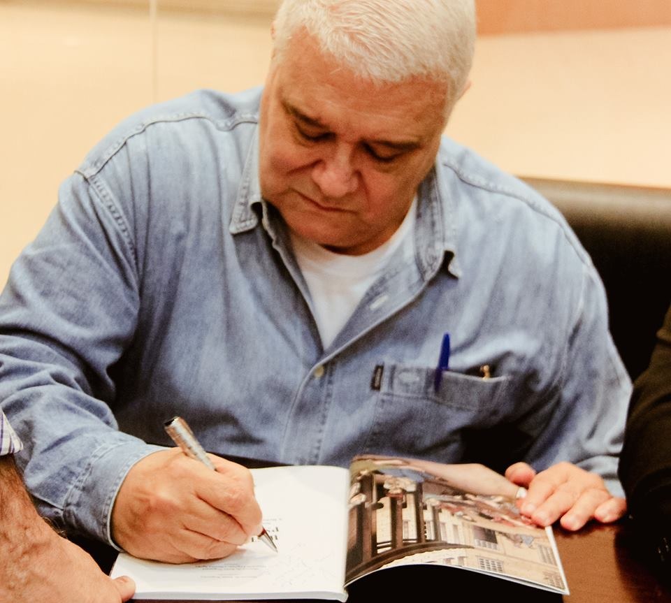 Dr. Marcos Nogueira autografando livros